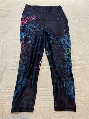 High-Waist Capris Leggings with Multicolor Mermaid Scale Print - Black